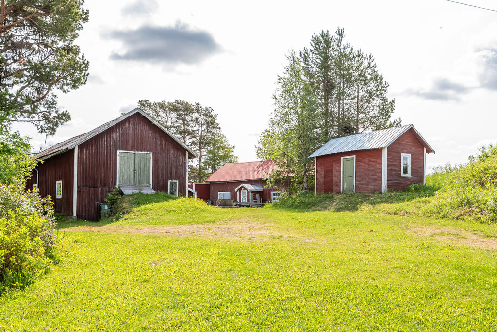 Ladugårdens gavel och förråd till höger