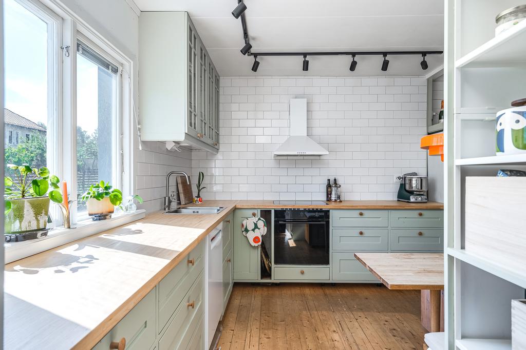 Kök i lantlig stil med bra bänkytor och förvaring