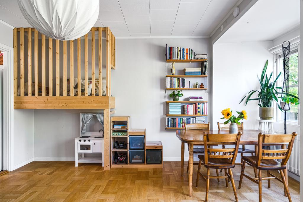 Vardagsrum med platsbyggt loft för barnen