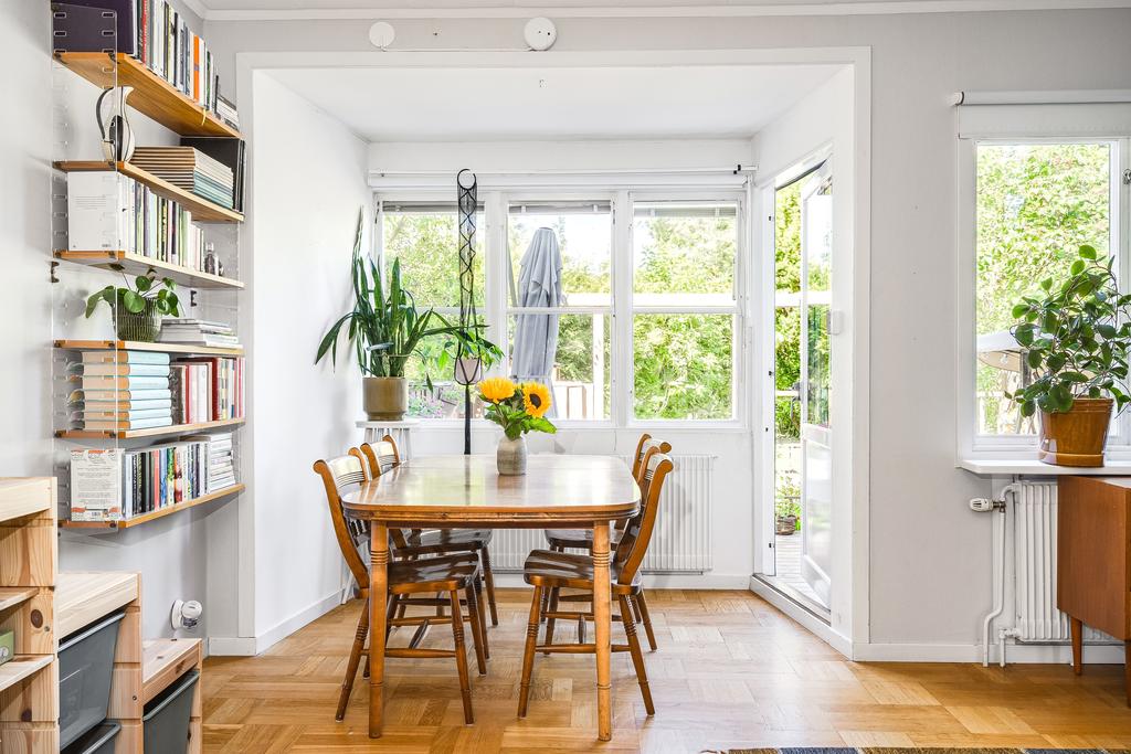 Utgång till uteplats och trädgård