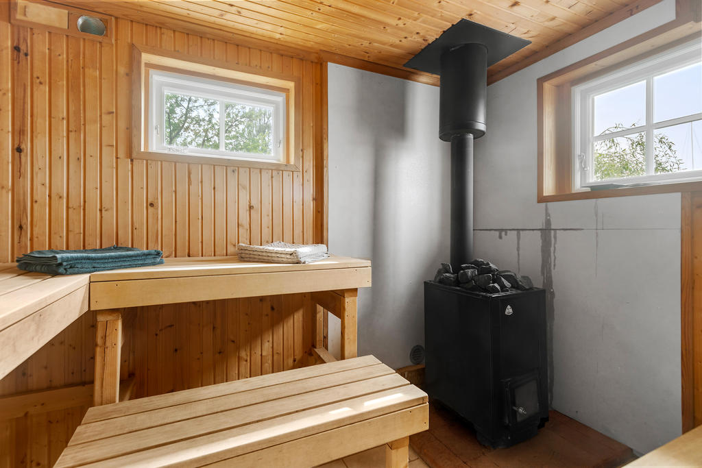 Vedeldad bastu vid bryggdäcket