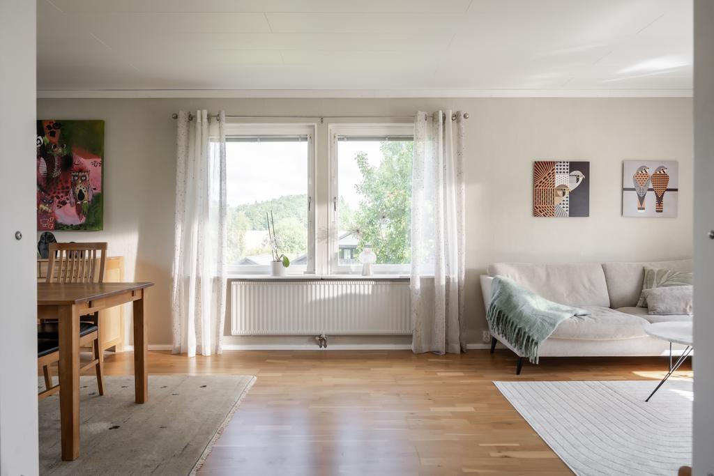 Rymligt vardagsrum med plats för stort matbord och soffa 