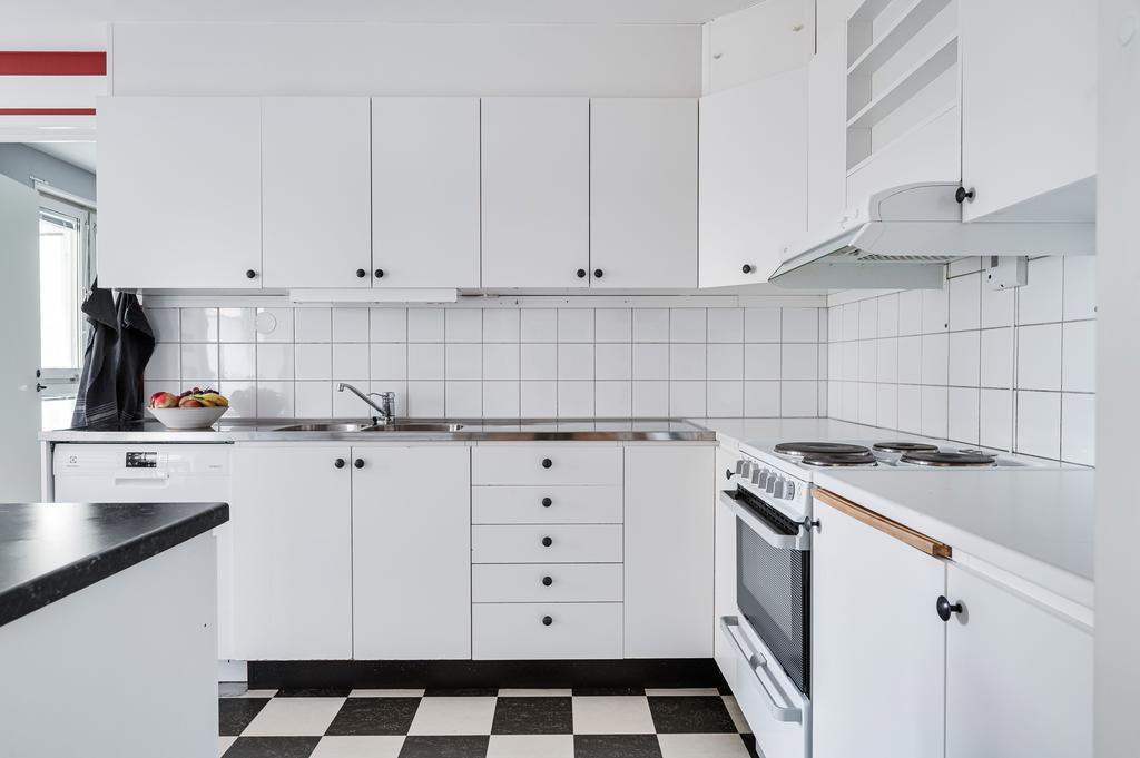 Stilrent kök med gott om arbetsyta