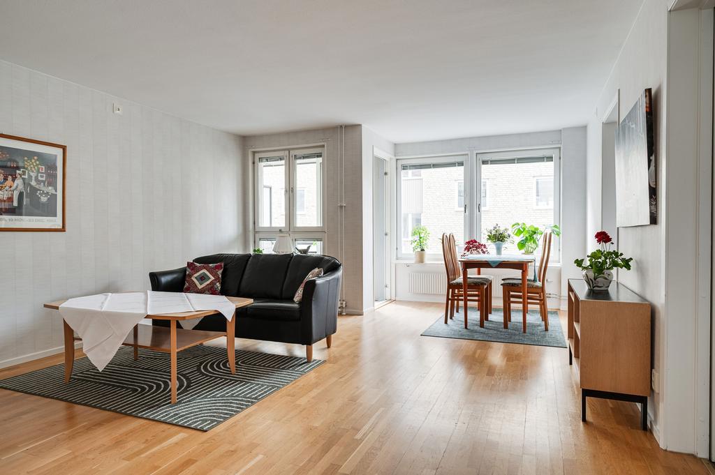 Stort allrum med plats för både matgrupp och soffgrupp