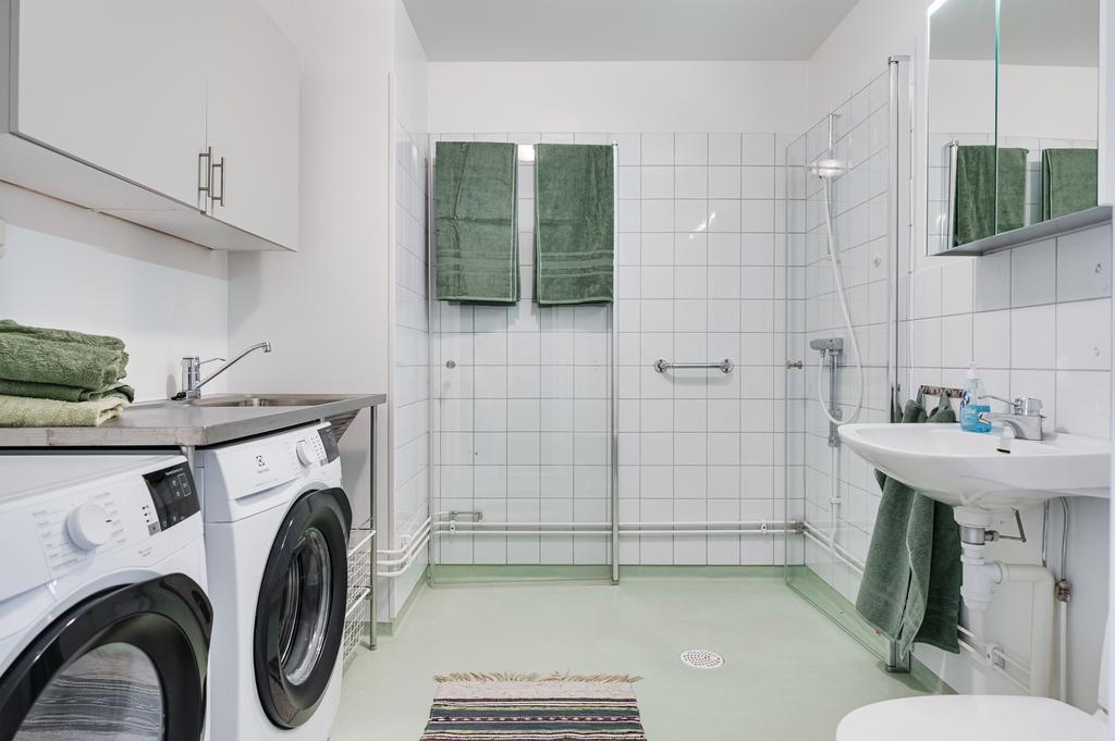 Badrum med dusch, tvättmaskin och torktumlare