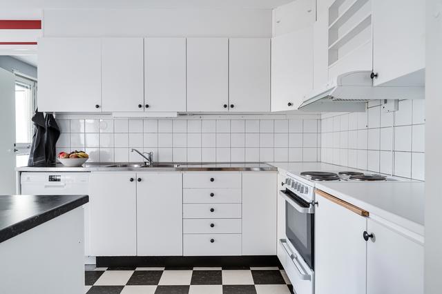 Stilrent kök med gott om arbetsyta