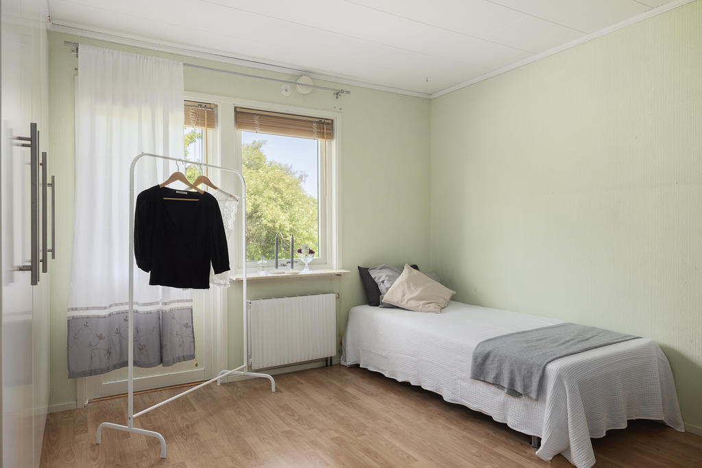 Sovrum 2 med egen utgång till altan och trädgård 