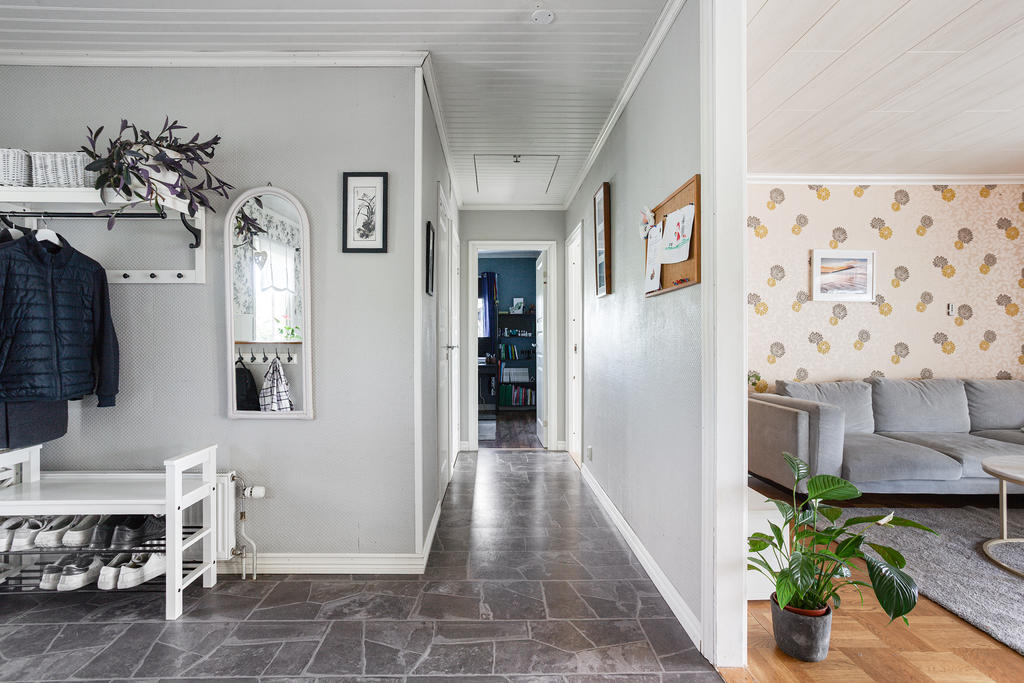 Hall i vinkel mot duschrum/wc och sovrummen