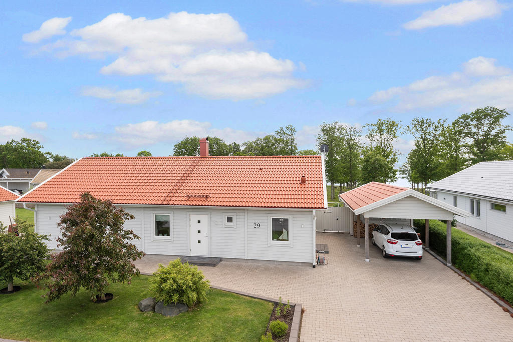 Infart med carport och entré