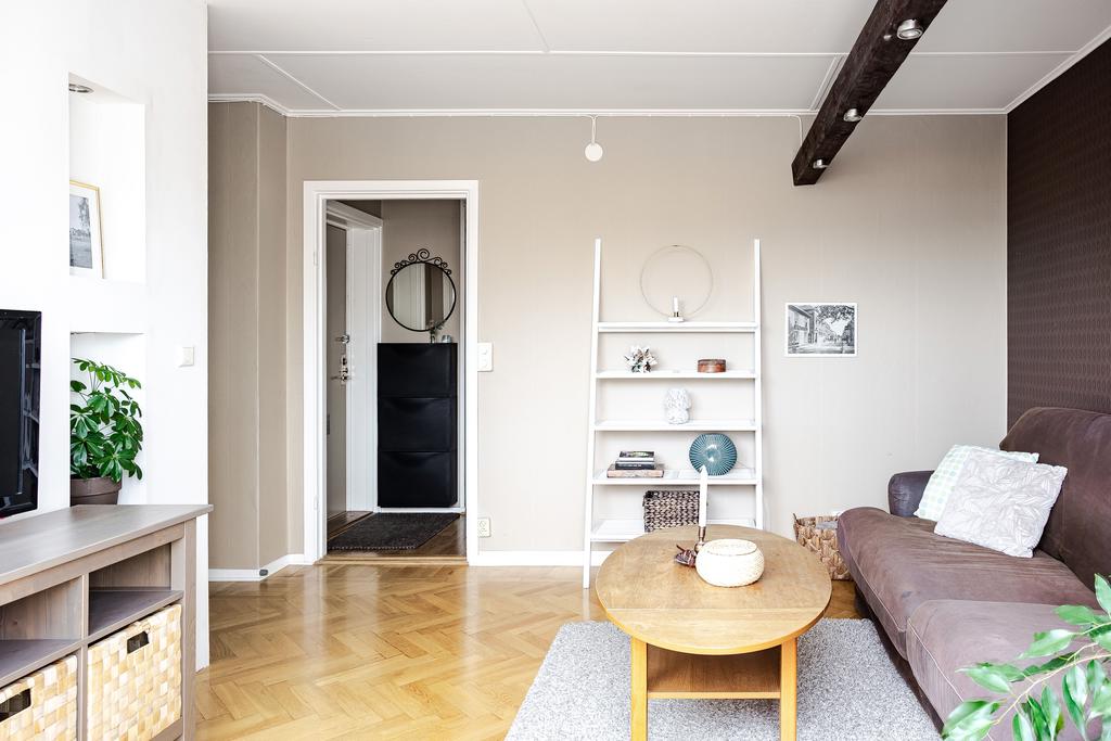 Vardagsrummet har mycket ljusinsläpp och plats för både tv-möbel och förvaring