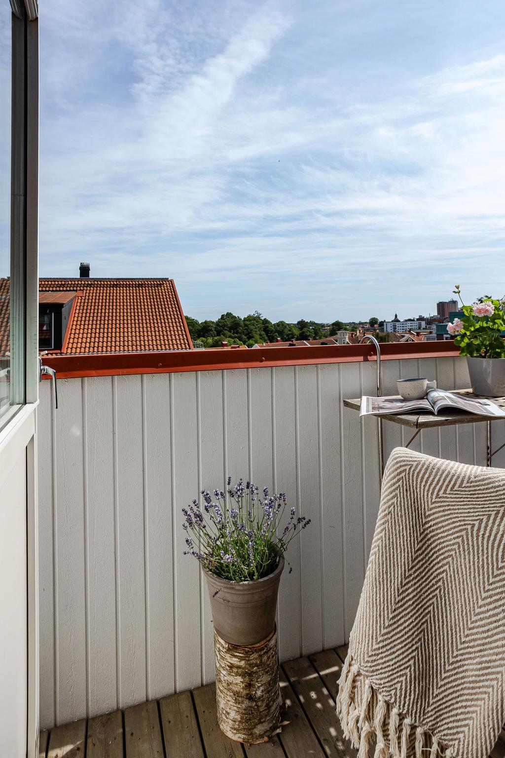 Bostadsrättens balkong är belägen högst upp i huset – en lugn plats att koppla av