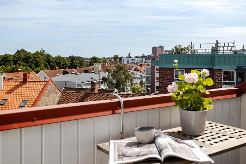 Här finns det plats för mindre sittgrupp och krukor – vackra vyer över Falkenbergs takåsar 