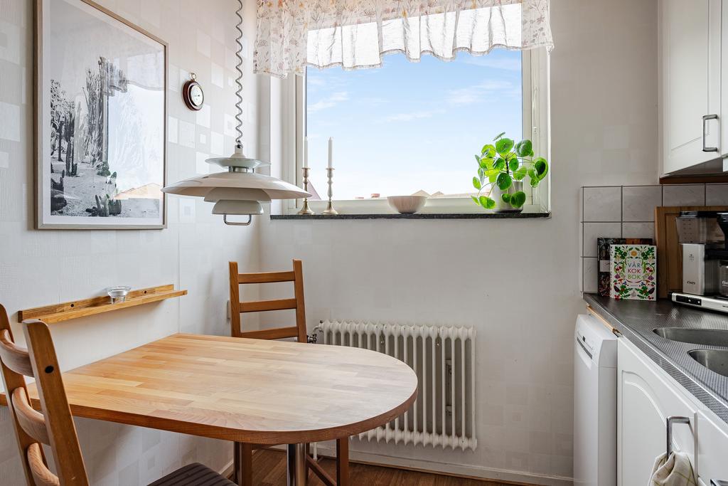 Matplats i kök med fönster och plats för två till fyra personer