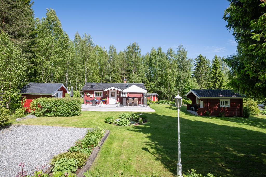 Huvudbyggnad med två gäststugor på var sin sida