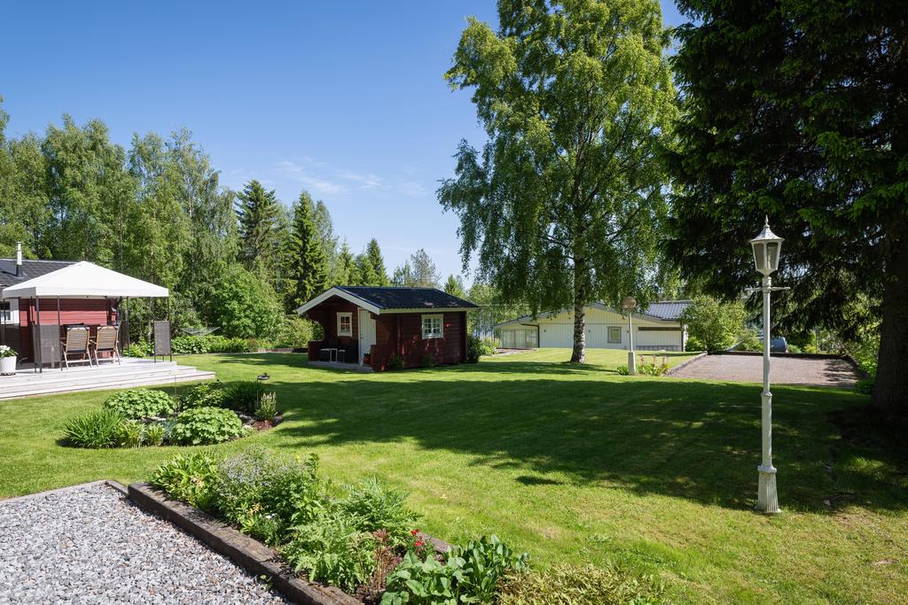 Fina planteringar. Även boulebana.