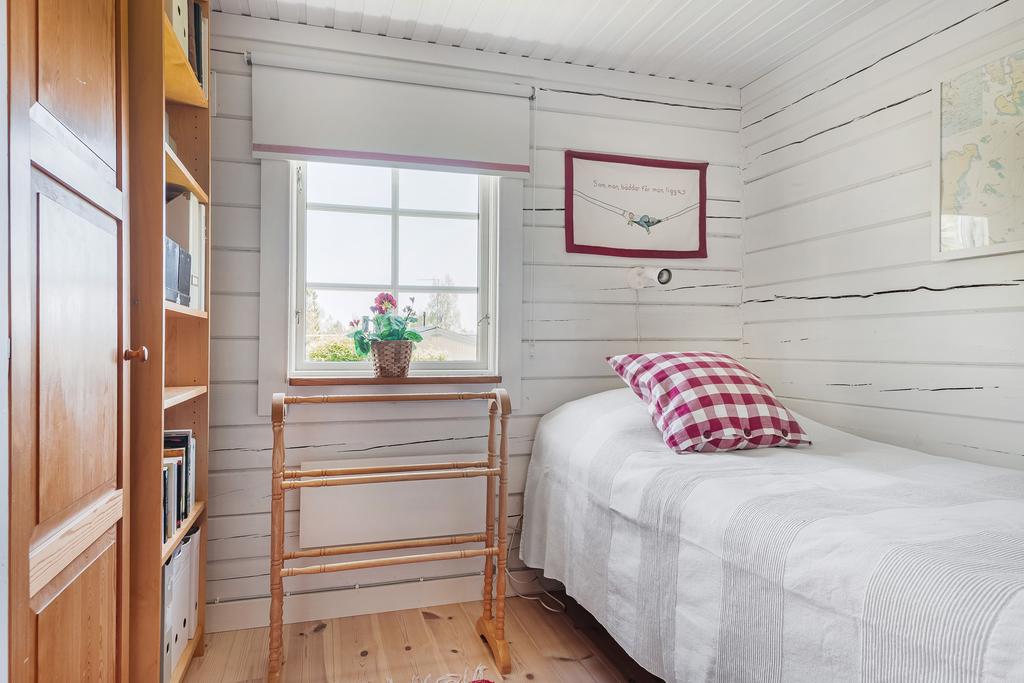 Ett av två sovrum i huvudbyggnaden