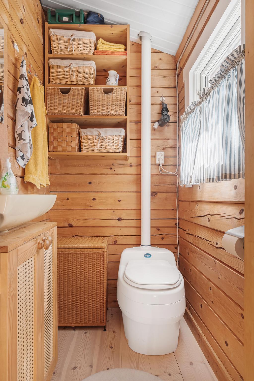 Separettoalett i huvudbyggnaden