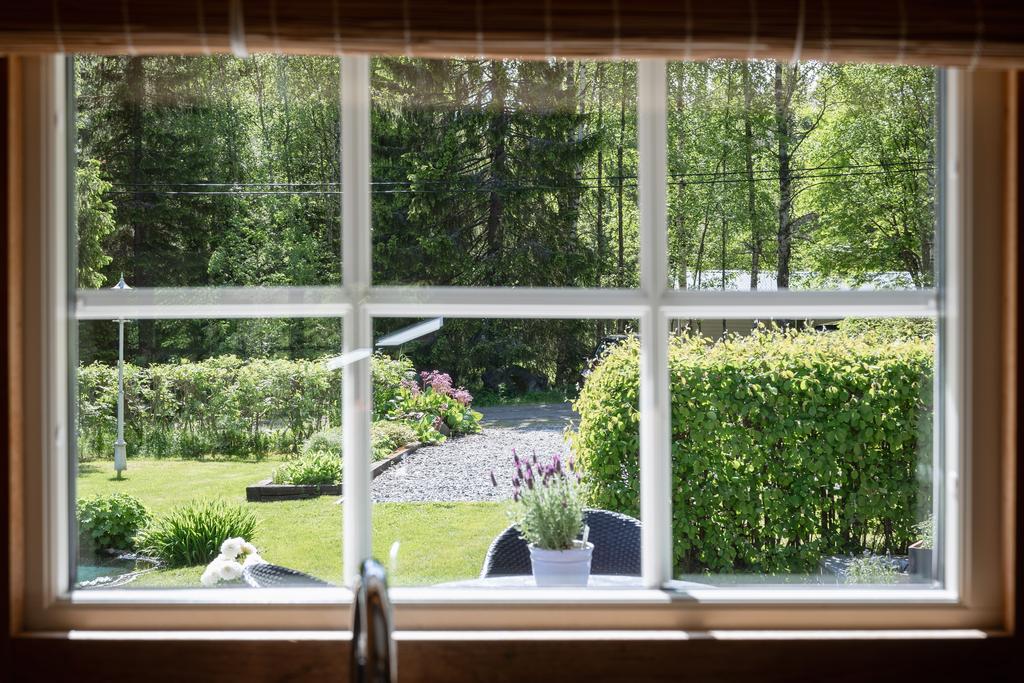 Fönster i köket mot trädgård och uppfart
