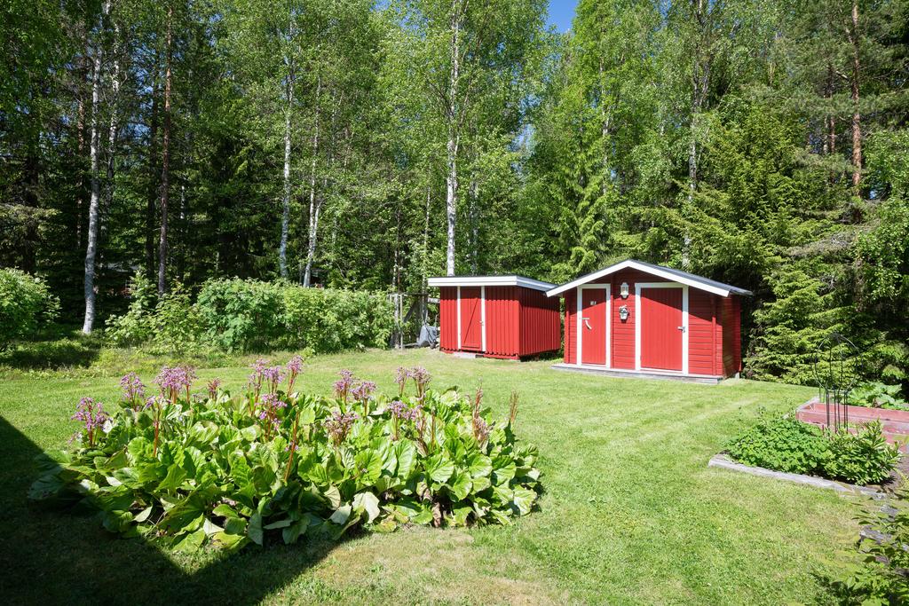 Vedbod, utedass och boda. Samtliga byggnader har bygglov.