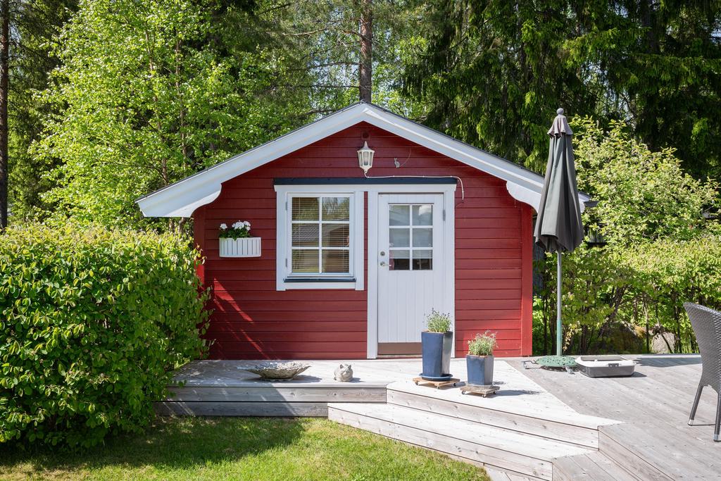 En av gäststugorna på tomten