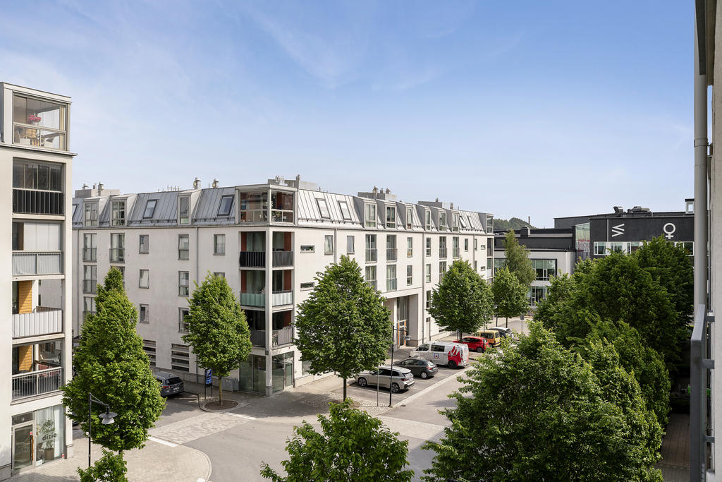 Välskött bostadsrättsförening i lugnt och centralt läge, nära natur, service och kommunikationer.