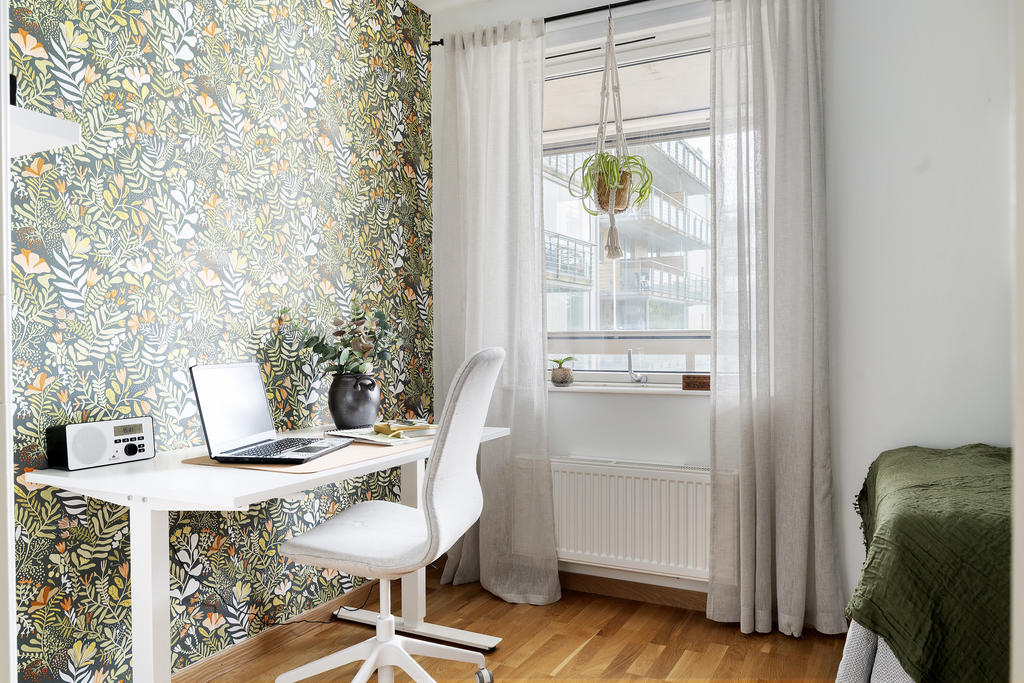 Mysigt sovrum med plats för skrivbord.