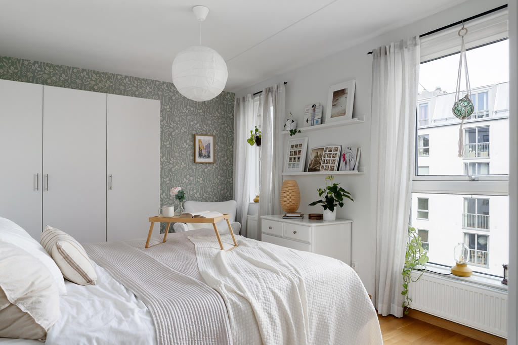Fint ljusinsläpp och generösa ytor för både möblering och förvaring.