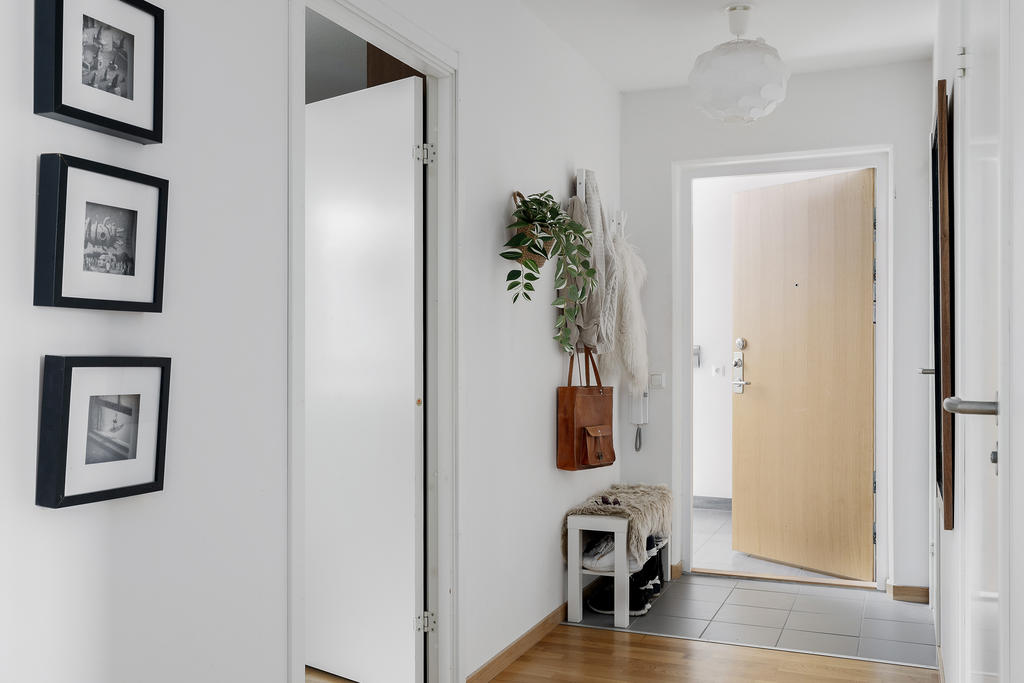 Välkomnande entréhall med praktiskt klinkergolv