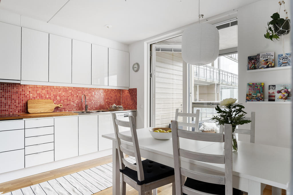 Kök  med gedigna arbetsytor och läcker mosaik