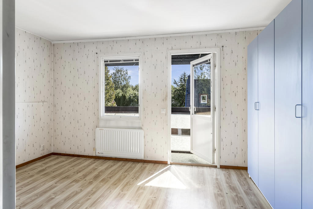 Sovrum med utgång till balkong