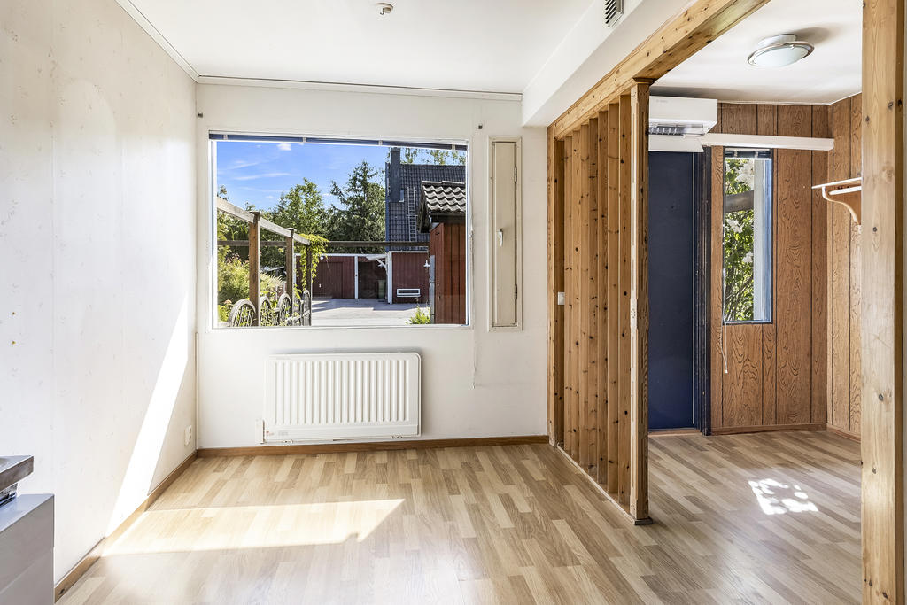 Matplats i kök intill hall