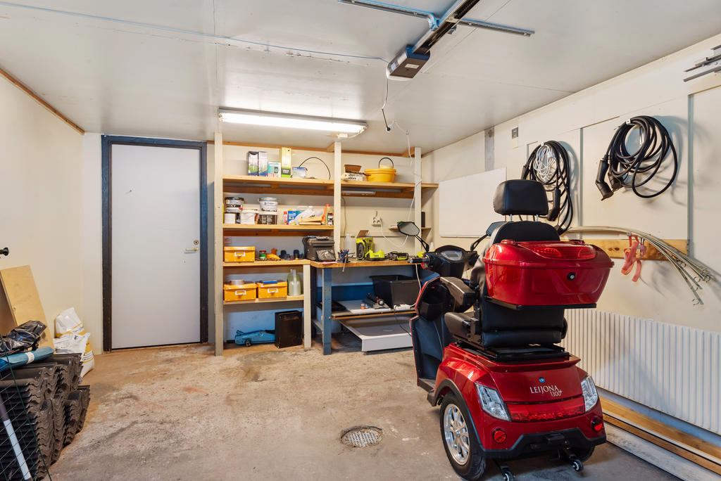 Garage med förrådsdel. 