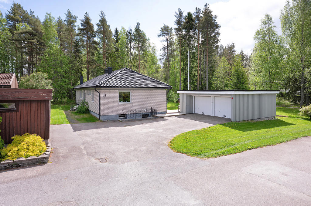 Dubbelgarage och rejäl parkeringsyta