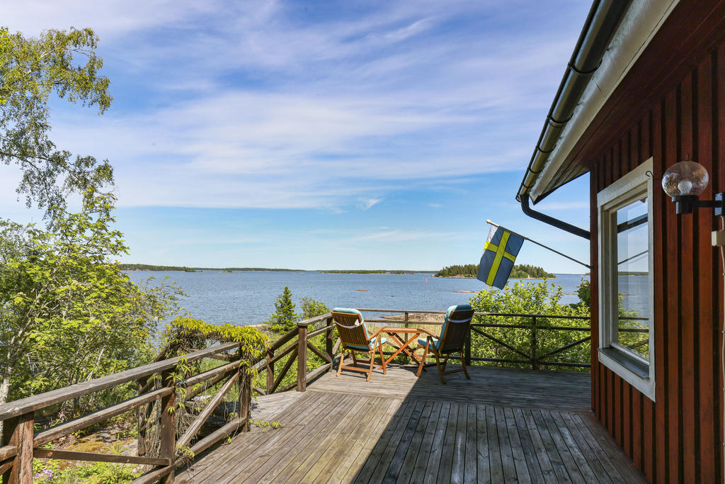 Altandäck ängs tre sidor av huset  
