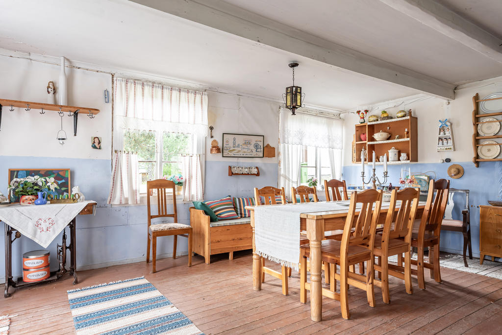 Ute i ladan kan man ha stora middagar med många gäster 