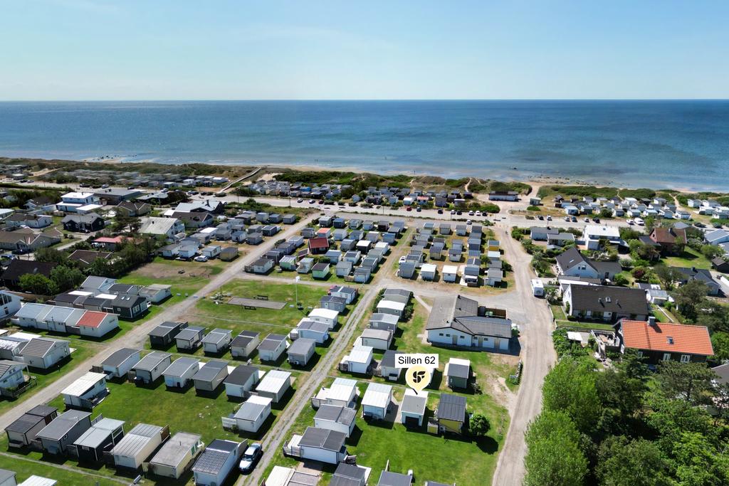 En kort promenad ner till sandstranden!