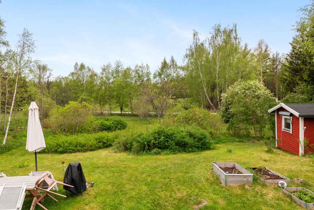 Vy från huset över tomtens framsida
