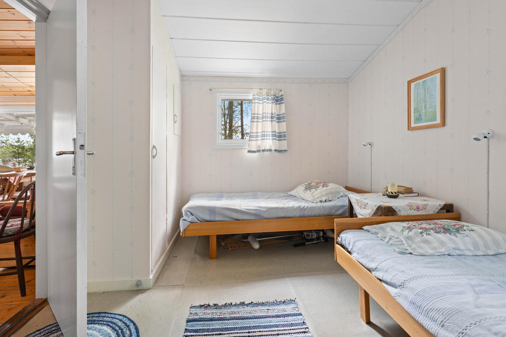 Sovrum med garderob och utgång till tomten