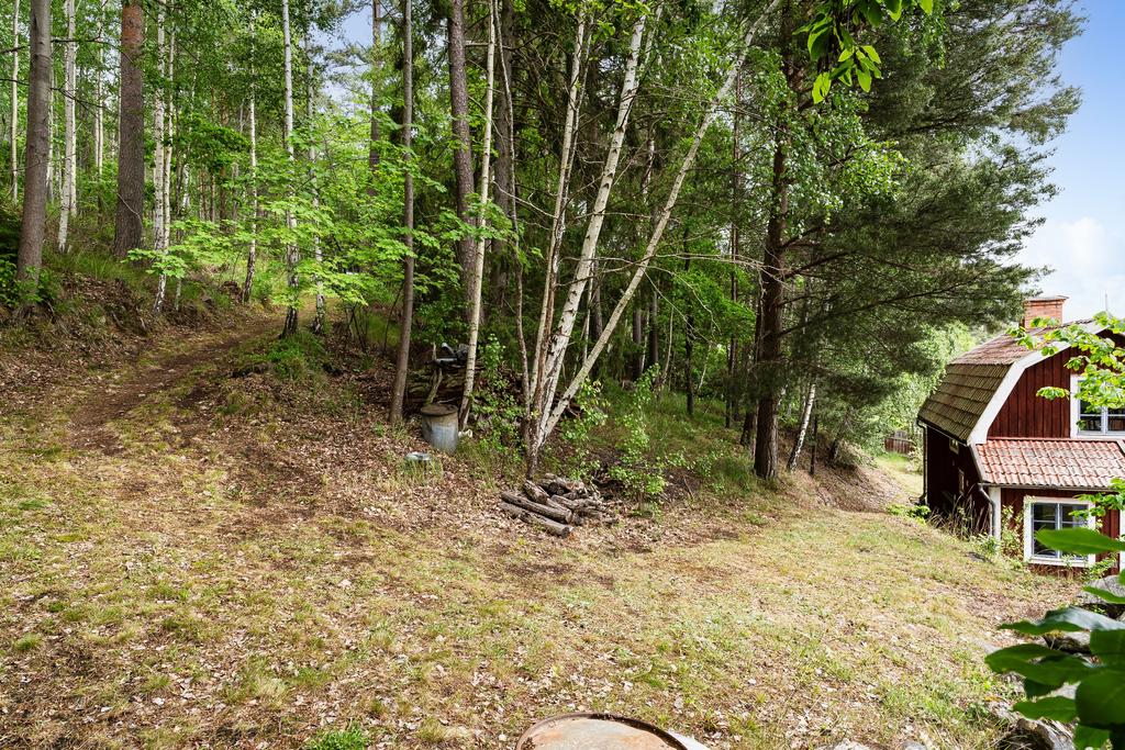 Tillfartsgångväg i serpentin ner till tomten