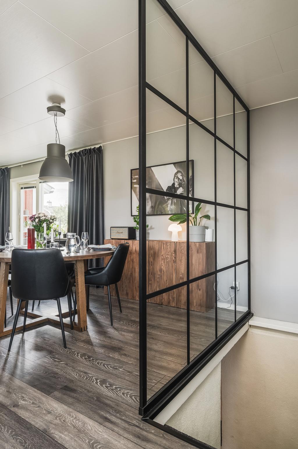 Industrivägg avskärmar trappen ner