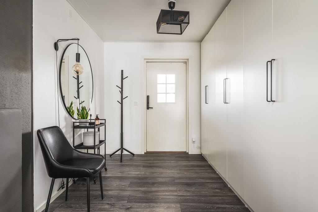 I hallen finns en garderobsvägg 