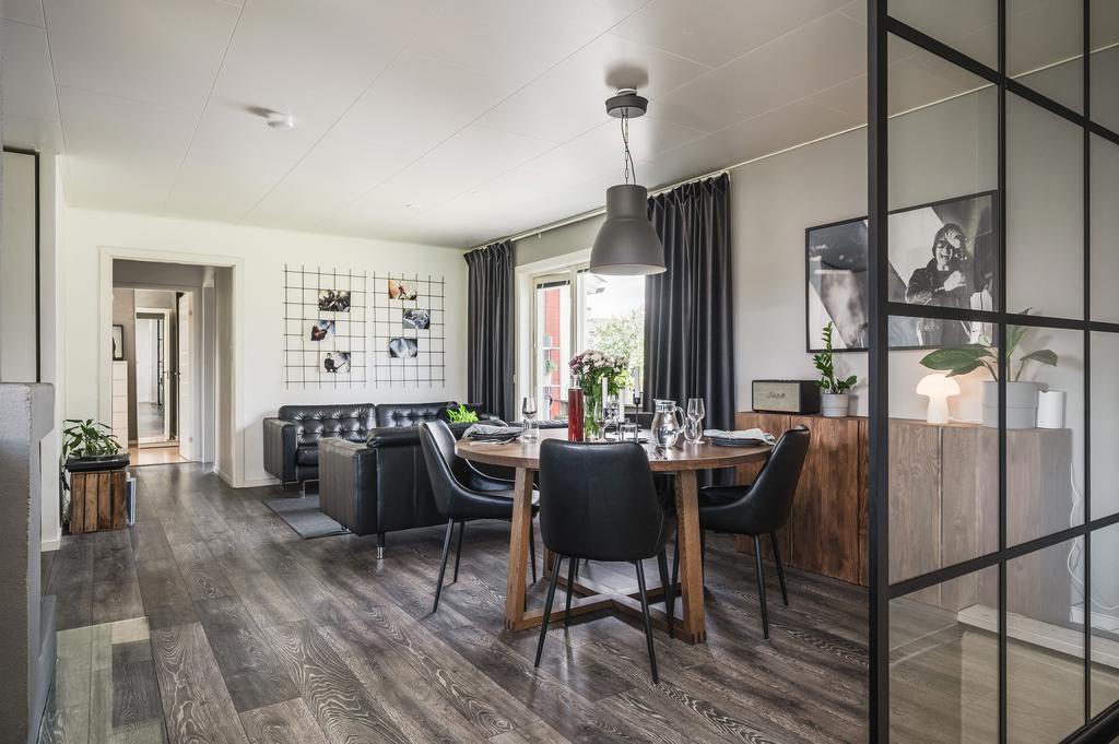 Vy mot vardagsrummet från köket