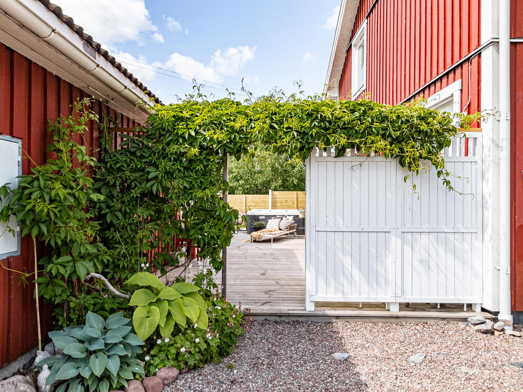 En portal av vildvin leder dig in på baksidan