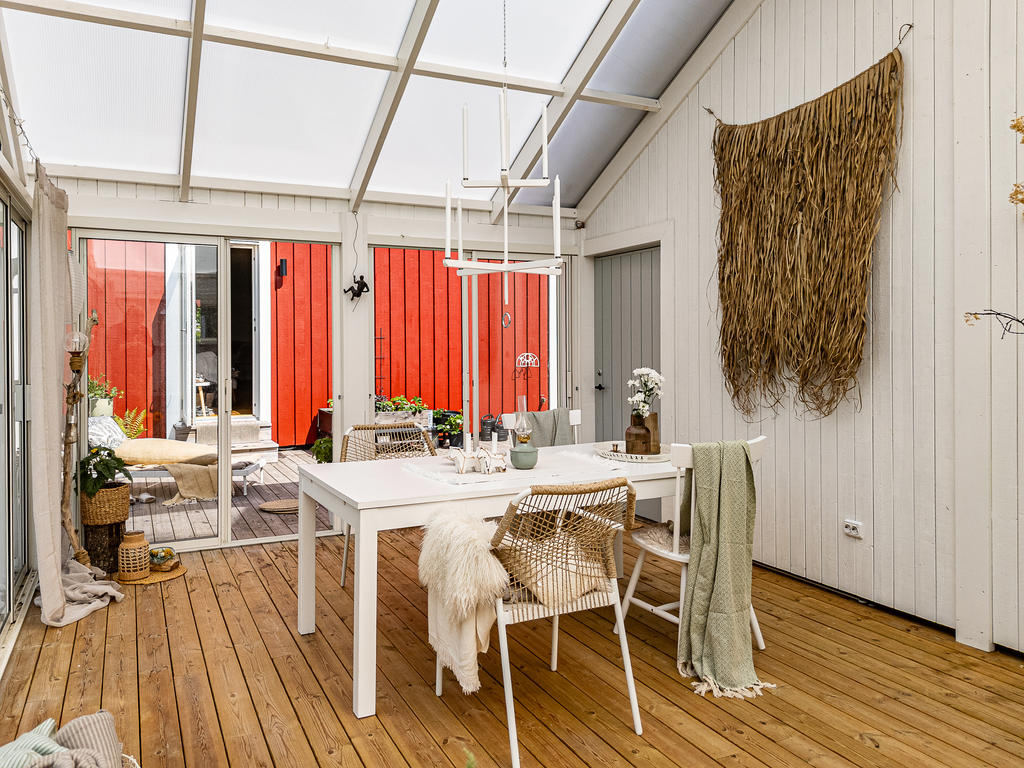 Vy mot huset från inglasningen