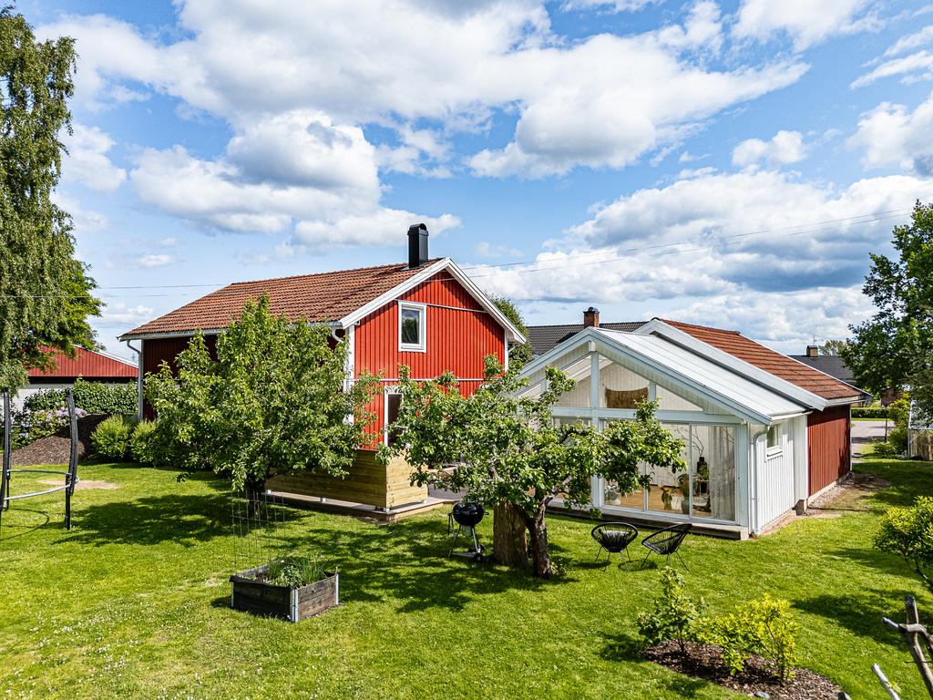Huset sett snett bakifrån
