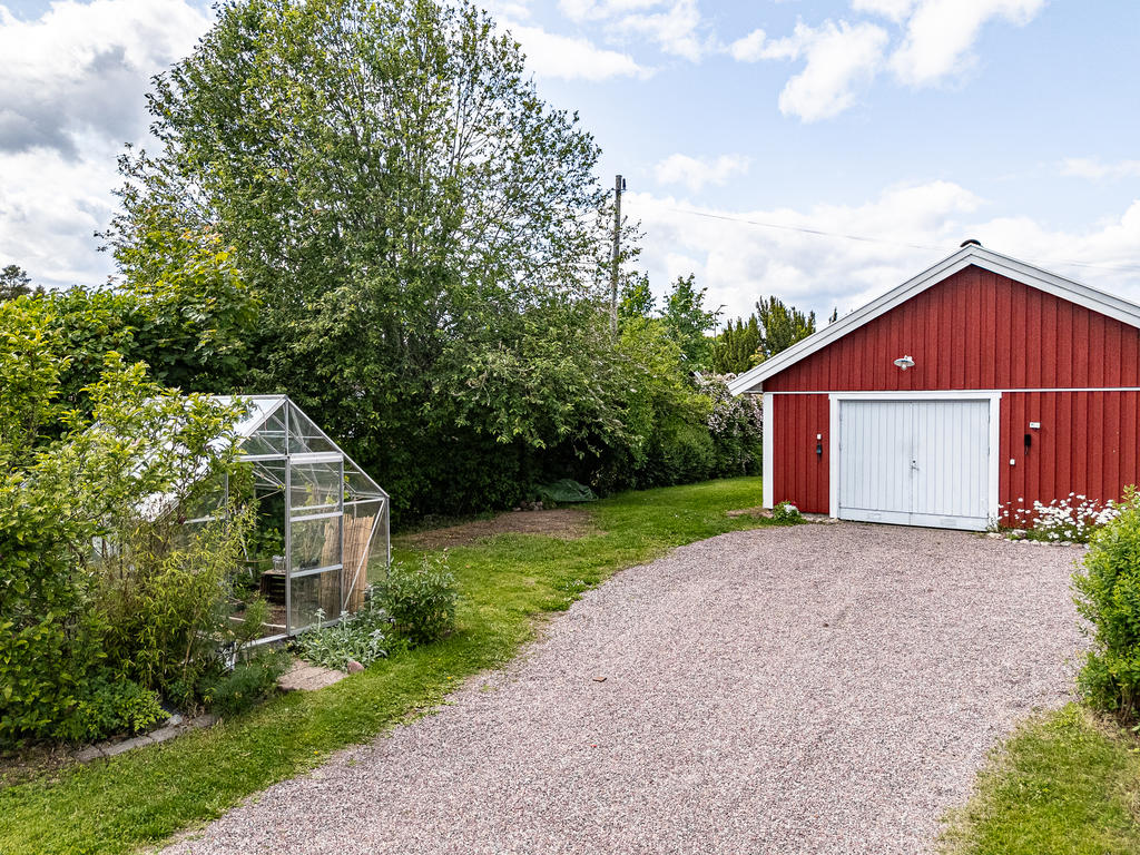 Växthus och garage