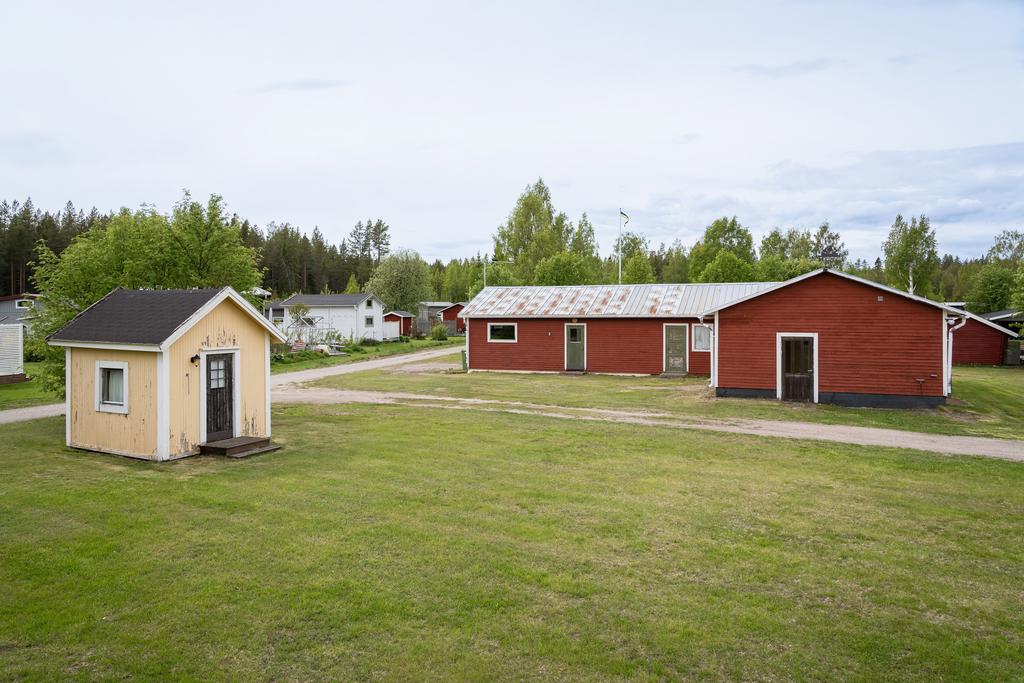 Mindre sovstuga samt uthuslänga med garage