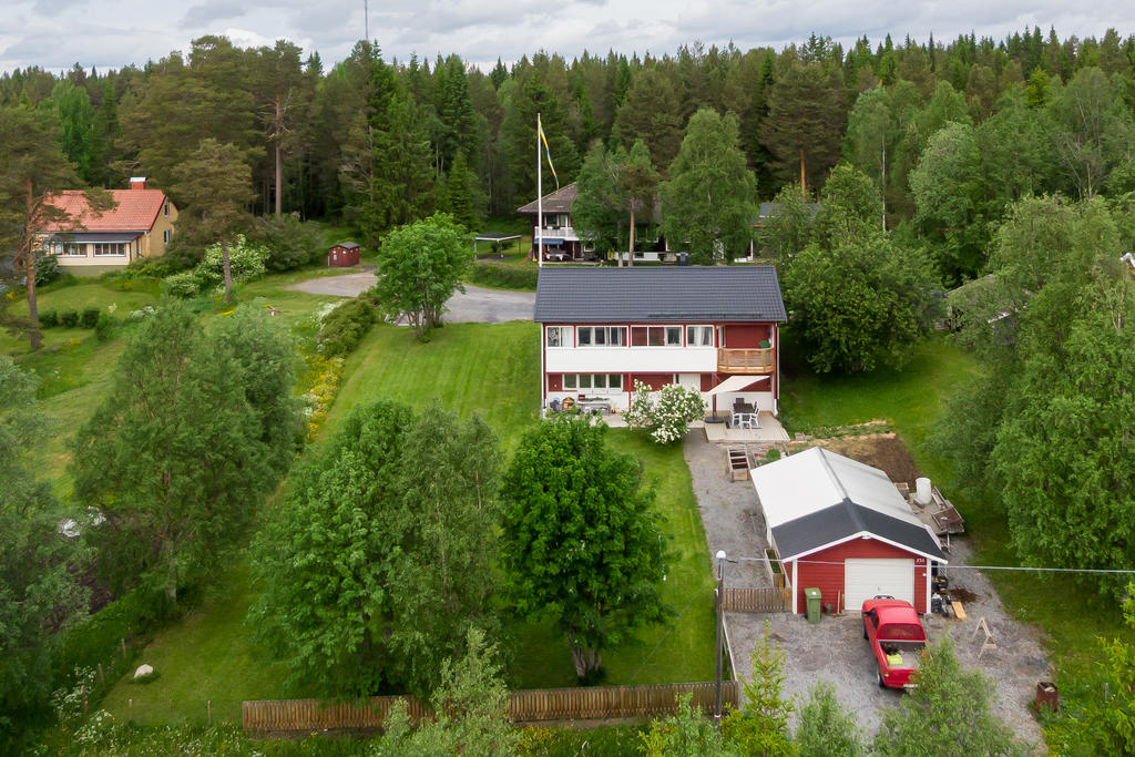 Fristående garage med grusad uppfart