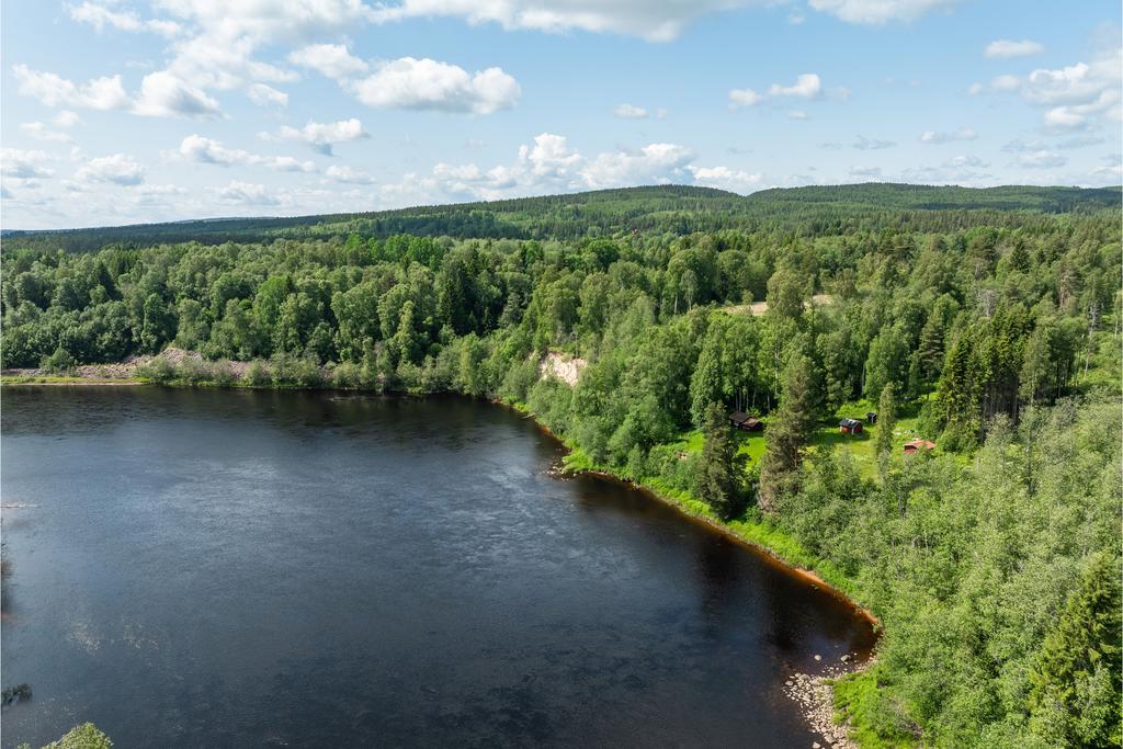 Vy över fastigheten och Västerdalälven