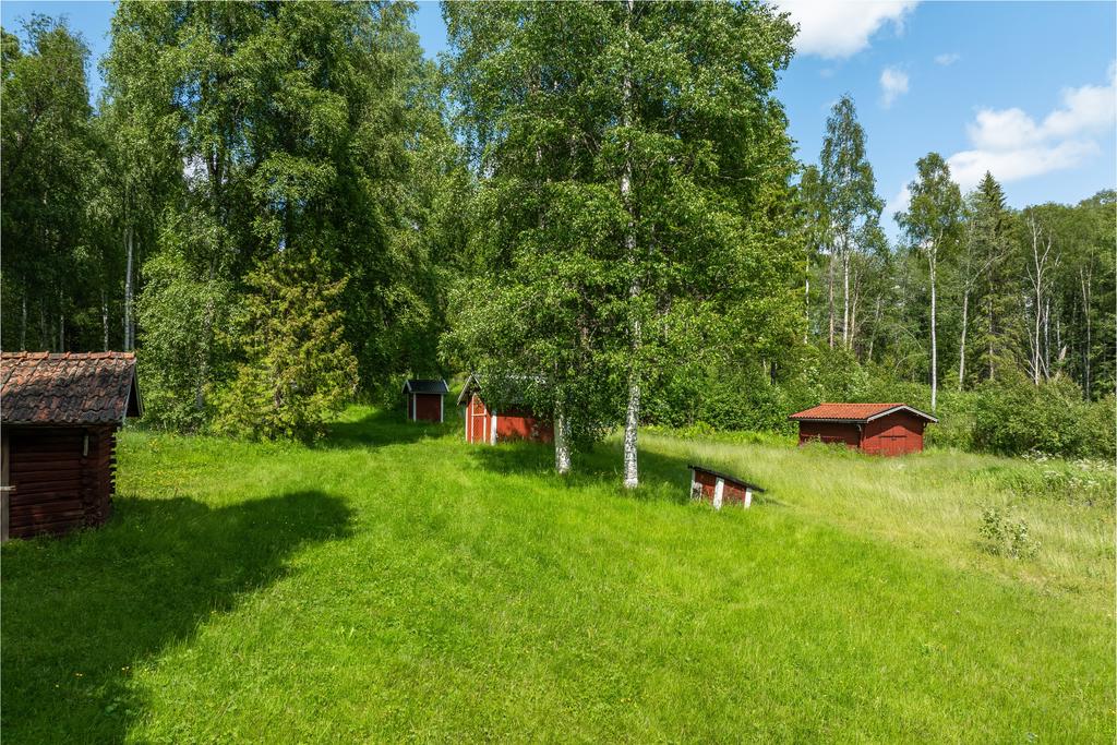 Den stora tomten har flera förrådsutrymmen och utedass